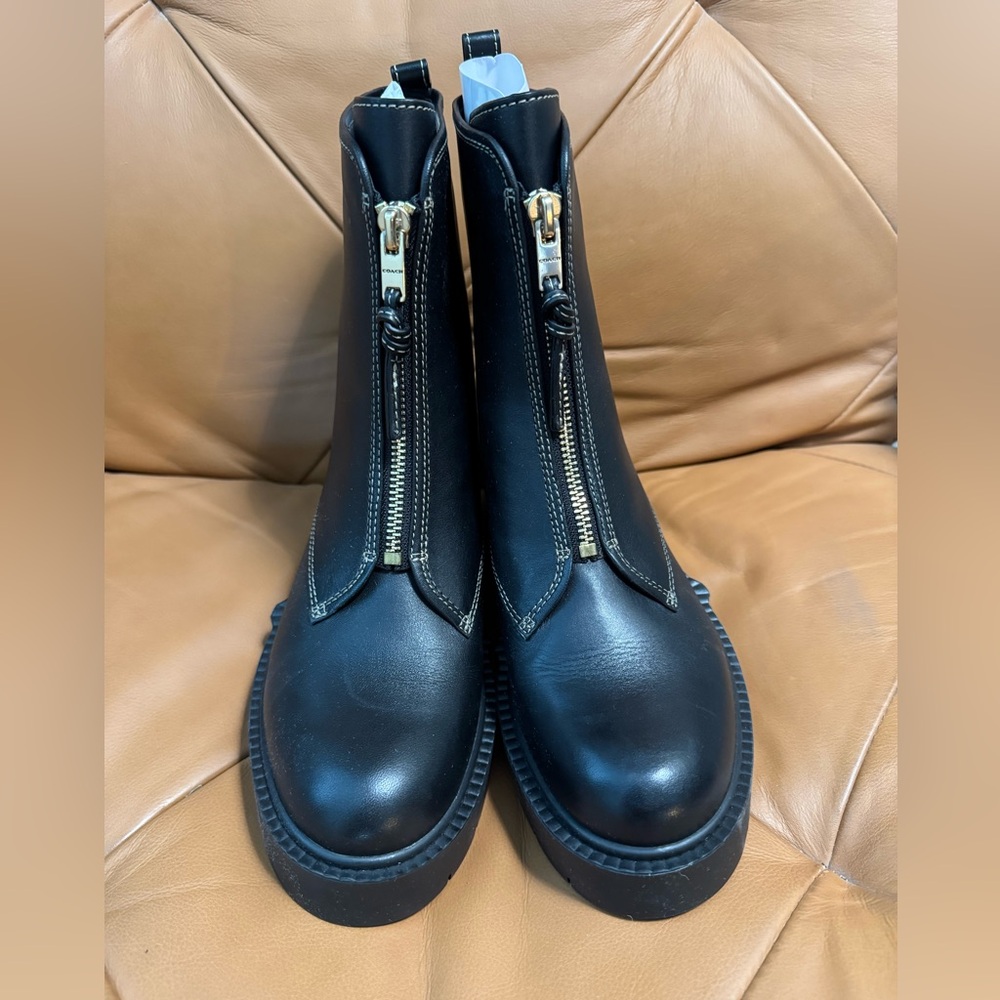 Coach Boots
Size:8 Color: Black